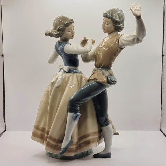 Lladro Figurine Dancing the Polka 5252