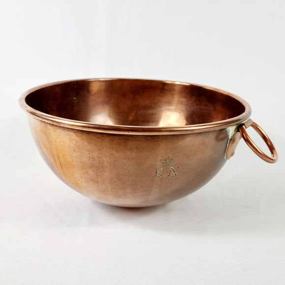 Victorian chocolatier large copper mixing bowl with brass handle. Measures: Height 16.5cm, Diameter 32.3cm.